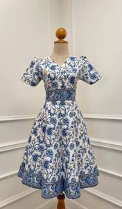 ส่งฟรี‼️ชุดเดรสผ้าปาเต๊ะ คอวีแต่งกระดุม กระโปรงทรงย้วยต่อ 8 ชิ้น อัดกาวทั้วชุด เดรส เดรสลายดอกไม้ ผ้าปาเต๊ะ Dress