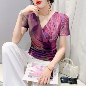 REHIN เสื้อยืดตาข่ายคอวีไขว้มีรอยย่นแฟชั่นฤดูร้อน แขนสั้นพิมพ์ลาย ทรงเข้ารูปสำหรับผู้หญิง