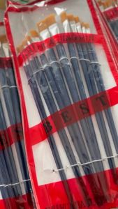 Bộ 12 cây cọ vẽ thủ công Mỹ Thuật. Đầu cọ những sợi nilon dai và mềm.