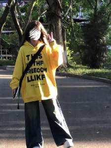 เสื้อสเวตเตอร์ฮู้ดพิมพ์ลายตัวอักษรสีเหลืองสำหรับผู้หญิง ฤดูใบไม้ร่วง/ฤดูหนาว ทรงหลวม แจ็คเก็ตสตรีทสไตล์อเมริกัน เสื้อคลุมกันหนาวแบบลำลอง