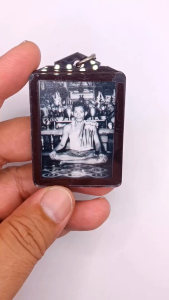 K061 เครื่องราง สายเหนียว รูปถ่าย พ่อเที่ยง น่วมมานา บ้านมีดี ปี 68 กรอบพลาสติก 3.5x6 ซม. กันน้ำ