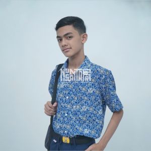 Kemeja Batik Sekolah SMP/SMA Motif Bunga Rampe Biru Lengan Pendek