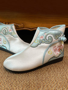 รองเท้าบูทสั้นผู้หญิงปักลายสไตล์ชาติพันธุ์ฤดูใบไม้ผลิและฤดูใบไม้ร่วง รองเท้าบูทแบบสวมหัวมน พื้นยางกันลื่น รองเท้าบูทผ้าสไตล์โบราณ