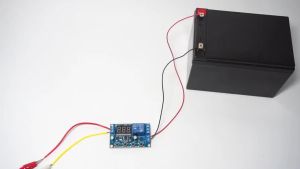 ตัวควบคุมการคายประจุประจุลิเธียม Undervoltage ป้องกัน12V 24V 48V 30A จอแสดงผล LED ตัดการเชื่อมต่อแรงดันต่ำ