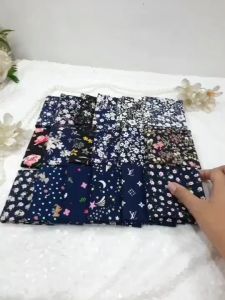 ผ้าเช็ดหน้า สีเข้มสวยหรู เป็นผ้าคอตตอน 100% ขนาดสำเร็จ 13 x 13 เป็นที่นิ้วคอตที่น่าสนใจ สำหรับการใช้งานที่ยั่งยืน 100% ผู้ชาย