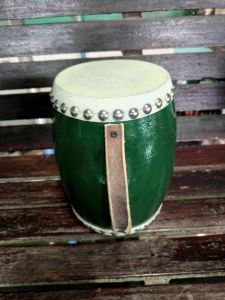 กลองเอ็งกอสีเขียว กลองจีน หน้ากว้าง4.5นิ้ว ความสูง7.5นิ้ว หูจับทำจากหนังแท้แข็งแรง เสียงดังคุณภาพดี ตัวกลองเป็นไม้กลึงแท้ทั้งท่อน หนังผิววัวแท้ งานคุณภาพมาตรฐานบ้านทำกลองโอทอปจ.อ่างทอง🌾 หนังตึงเสียงดี งานฝีมือประณีตสวยงาม เรารับประกันคุณภาพค่ะ