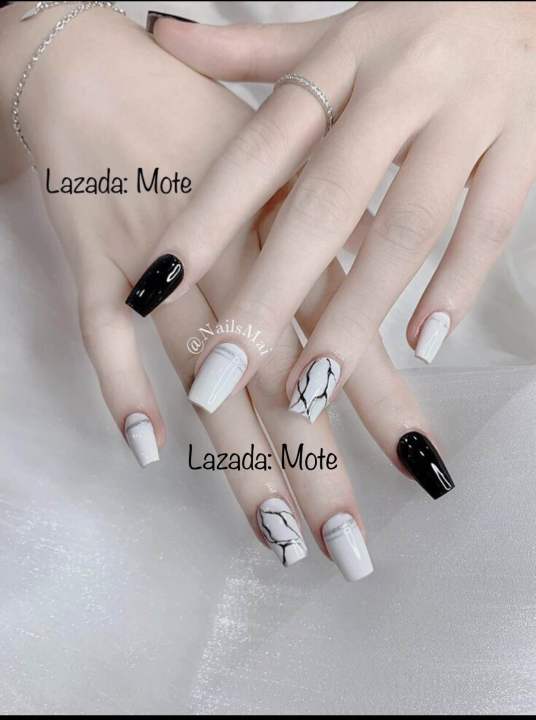 Mẫu nail phối 2 màu trắng đen basic, nhẹ nhàng nhưng lại sang không tưởng,  form móng nhọn dài nịnh tay, chiều l... | Instagram