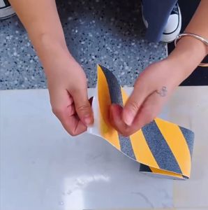 HESPRเทปกันลื่น เทปกันลื่นสำหรับติดบนพื้นผิวเรียบ ผิวหยาบกันลื่นได้อย่างดี ใช้งานง่าย ติดแน่น ทนทาน ขนาด 5ซม.X5เมตร ติดกันลื่น เทปแปะบันได เทปเตือนระวังตก เทปแปะพื้นห้องน้ำกันลื่น