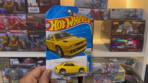 Mô Hình Xe Hot Wheels Maserati Shamal Yellow Factory Fresh 1/64 (Card Vỉ Original)