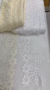 ลูกไม้ ลูกไม้ปัก ลูกไม้แต่งเสื้อ ลายดอก ขนาด 4 นิ้ว หน่วยขายเป็นเมตร