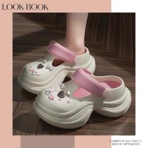 สวยพร้อมส่ง รองเท้าแตะหัวโตงานสวย มาพร้อมตัวติดดอกไม้หน้าแฮปปี้สีเงิน สไตล์หวานแอนคูล  สวมใส่ง่าย ใส่สบายไม่ลื่น