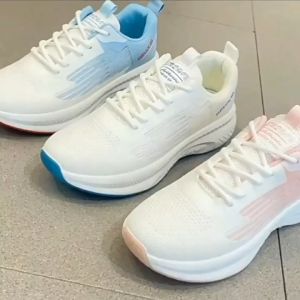 รองเท้าผ้าใบทอบินของผู้หญิงในช่วงฤดูร้อน รองเท้าวิ่งน้ำหนักเบา ทันสมัยและอินเทรนด์ พื้นรองเท้าหนาระบายอากาศได้