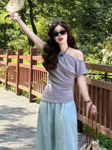 YUEZHONGWEI | เสื้อยืดแขนสั้นทรงเข้ารูปสไตล์ฝรั่งเศสสำหรับผู้หญิงในช่วงฤดูร้อน เสื้อคอเฉียงสีม่วงไม่สม่ำเสมอ ทรงสลิมฟิต สไตล์เกาหลี