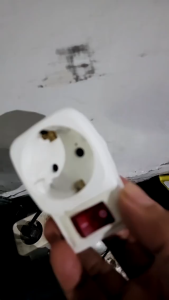 BROCO 1LB + 1S Broco Stop Kontak 1 Cabang dengan Arde + Saklar dan Lampu 13813