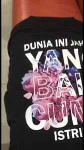 Kaos Kata / Kaos Tulisan Dunia Ini Jahat Yang Baik Cuma Istriku / Suamiku