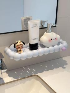 ตู้หนีบติดผนังสำหรับห้องน้ำแบบติดผนังแบบดึงดูด ตู้หนีบเหล็กไร้สาย รูปแบบเรียบง่ายสำหรับจัดเก็บของในห้องน้ำ กระดานจัดระเบียบอเนกประสงค์