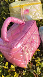 Tintinfashion พร้อมส่ง 𝙈𝙤𝙤𝙣𝙡𝙞𝙩 ࣪ ִֶָ☾. กระเป๋าใส่เครื่องสำอาง สีพาสเทลวิบวับ🌙✨ใบใหญ่จุได้เยอะ สีเมทาลิค ซิปผูกริบบิ้น มีช่องใส่