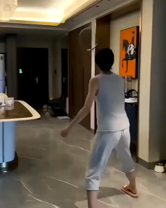 ไม้แบดมินตันฝึกแบดมินตัน อุปกรณ์ฝึกตีแบดมินตัน ชุดฝึกตีแบดมินตัน 3ลูก ฝึกซ้อม เด้งกลับอัตโนมัติ เล่นคนเดียวได้