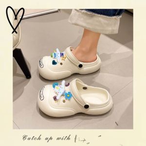 LHMoonlight พร้อมส่ง รองเท้าแตะยางแฟชั้นคุณผู้หญิง ทรงหัวโต วัสดุยางนิ่มใส่สบายเท้าสุดๆ และสีก็โคตรสวยมี4สีให้เลือกและแถมฟรีตัวติดลายการ์ตูนไปให้1ชุด