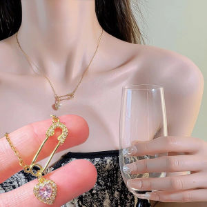 สร้อยคอคริสตัลรูปจี้รูปหัวใจแห่งความรักแบบเข็มกลัดปลอดภัยสร้อยคอคริสตัลรูปหัวใจสีชมพูสำหรับแฟชั่นสำหรับผู้หญิงเครื่องประดับวันวาเลนไทน์ของขวัญ