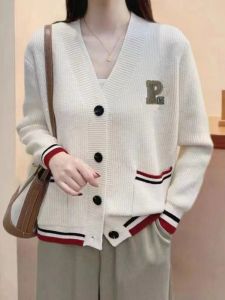 เสื้อคาร์ดิแกนถักคอวีลายตัวอักษรหลวมๆ สำหรับผู้หญิง เสื้อคลุมยาวปานกลางแขนยาวคอวีแบบสวมหัว ฤดูใบไม้ร่วง 2024