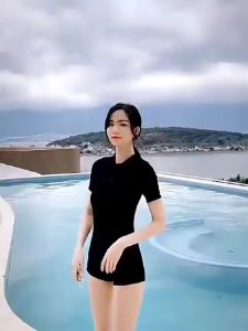 Thick Swimming Suit Woman Swimwear One Piece Suitable For Snorkeling and swimming. 女生泳衣一件套厚装保暖