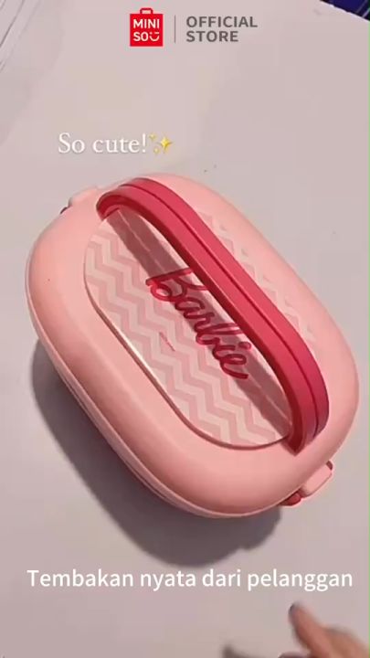 5.5 [ MINISO X Barbie ] Bundle Lunch Box & Tumbler Set | Kotak Makan tingkat 2 in 1 Bento Lunch Box Dua Lapisan dengan Garpu dan Sendok 1600 ml  & Tumbler Barbie Tempat Minum Durian Straw Cup Gelas Barbie Mode Cangkir Meja 700 ML