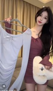 มินิเดรสแขนยาว ผ้าชีฟอง มีซับในเต็มตัว แขนกระดิ่ง คอวีแต่งลูกไม้ติดโบว์สม็อคกลางอก กระโปรงสม็อคข้างเข้ารูป #9172