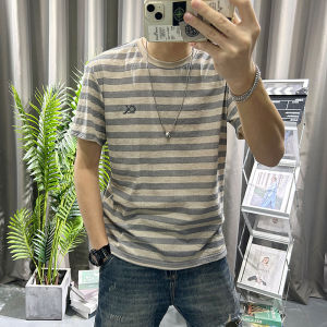 เสื้อยืดแขนสั้นผ้าลินินลายทางทรงสลิมฟิตสำหรับผู้ชาย ฤดูร้อนปี 2025 เสื้อยืดผ้าฝ้ายลินินเย็บปักหมุด ทรงครึ่งตัว แฟชั่น