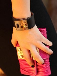 Trendy Rotating Buckle Wide Face Leather Bracelet Womens Fashion Jewelry Rivet Detail Niche Design Luxury Minimalist Ring