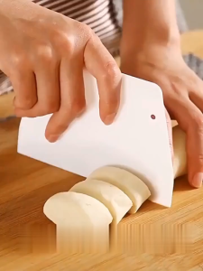 Scraper Plastik Serbaguna / Pemotong Adonan Kue Murah / Pisau Dough Kue Praktis