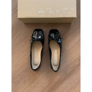 รองเท้าบัลเลต์ส้นแบนหัวเหลี่ยมสีแดง หนังแกะ สำหรับผู้หญิง ฤดูใบไม้ผลิและฤดูใบไม้ร่วง รองเท้าแฟชั่นแบบสวมสบาย ส้นแบน หัวมน