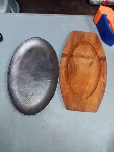 Sizzling Cast Iron Plate with Wooden Base and Handle – Culinary Excellence at Your Fingertips!"