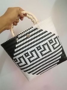 กระเป๋าแฮนด์เมค กระเป๋าสานพลาสติก สานจากเส้นพลาสติกตราลูกโจ้ ขนาด25×10สูง25เซนติเมตร  ปากกว้าง30เซนติเมตร