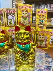 MÈO THẦN TÀI VÀNG VẪY KHÁCH CHẠY BẰNG PIN . Mèo vàng luôn mang lại sự may mắn cho gia chủ khi để mèo thần tài đúng vị trí đón khách