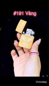 HỘP QUẸT BẬT LỬA ZIP-PO TRƠN BÓNG KHẮC HÌNH LOGO DẬP NỔI ( CÓ MỘC ĐÁY) MÃU VÀNG