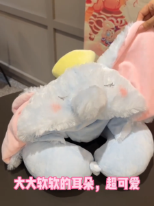 【คุณภาพสูง】หมอนรองคอรูปตัว U ลายการ์ตูนดัมโบ้สุดน่ารัก มีฮู้ด 2-in-1 หมอนข้างรูปตัว U เหมาะสำหรับการงีบหลับ นั่งรถ สิ่งจ