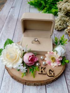 kotak cincin beludru bunga