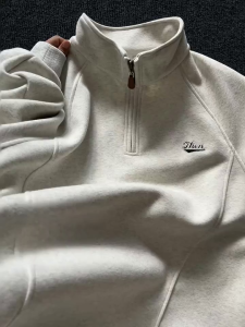 STAR FRUIT   【ส่งเร็วพิเศษ 72H】เสื้อกันหนาวผู้ชายเสื้อสเวตเตอร์ครึ่งซิปปักลายเรียบง่ายเสื้อกีฬาลำลองหลวม