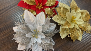 【LOCAL SELLER】1pcs Glitter Christmas Flowers  5.5 Inch Christmas Poinsettia Flowers Decorations Artificial Christmas Flowers for Christmas Tree Christmas New Year Wreath Wedding Holiday Decoration（No stick）