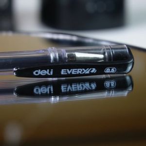 Deli Pulpen Gel / Gel Pen 0.5 mm Nyaman Digenggam EG65 (Satuan)