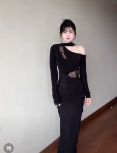 เดรสยาวสีดำ ปาดไหล่ แต่งลูกไม้ที่ อก เอว และกระโปรงด้านซ้าย ที่ไหล่มีผ้าคล้องพันคอได้ ชุดไปเที่ยวทะเล Dress ออกงาน #9235