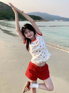 เสื้อยืดแขนสั้นพิมพ์ลายผลไม้สั้นสไตล์อเมริกันสำหรับผู้หญิง ทรงหลวม คอกลม แฟชั่นฤดูร้อน ผ้าฝ้ายระบายอากาศได้ดี