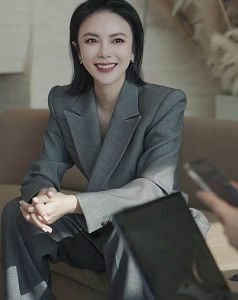 เซ็ตเสื้อเบลเซอร์สีเทาสําหรับผู้หญิง: สไตล์พร็อพมืออาชีพน้ําหนักเบาพร้อมปกสูทกระดุมเดี่ยวและแขนยาว