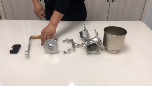 Allpowerful Tool เครื่องบดมือหมุนขนาดเล็กทำจากเหล็กหล่อ เหมาะสำหรับใช้ในบ้าน พกพาสะดวก ใช้งานง่าย และสามารถปรับระดับความละเอียดได้ เหมาะสำหรับบดสมุนไพร ข้าวโพด ธัญพืช และวอลนัทต่างๆ