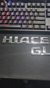 Chữ nổi HIACE GL được dán sau xe Toyota Hiace