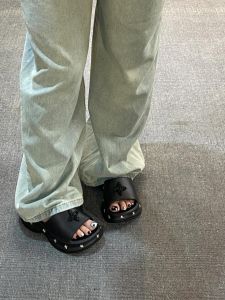 รองเท้าแตะพื้นหนาสีดำสำหรับผู้หญิงในช่วงฤดูร้อน รองเท้าแตะชายหาดกันลื่น สวมใส่สบาย รองเท้าแตะ EVA สวมใส่สบายสำหรับกลางแจ้ง