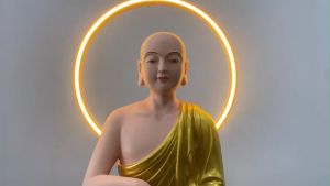 Tượng thánh Tăng Sivali chất liệu composite cao 30cm và vòng đèn led hào quang thích hợp trang trí phòng khách/bàn làm việc nhằm thu hút tài lộc