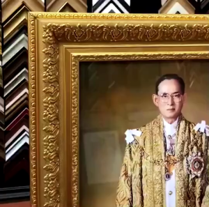 Bangkokframe-กรอบสีทองอลังการ-กรอบพร้อมภาพในหลวง-กรอบของขวัญ-ของที่ระลึก-ขนาดรวมกรอบ 58x68 cm