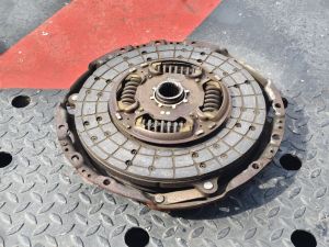 แผ่นคลัช+หวี 10" ครึ่ง โตโยต้า Vigo 2kd 2.5 เกียร์ธรรมดา แท้ถอด มือสอง (กรุณาตรวจสอบสินค้าไห้ดี ถ้าใม่แน่ใจให้แชทถามทางร้านก่อนสั่งสินค้า ทางร้านจะไม่รับคืนสินค้าในกรณี ไม่พอใจสินค้า หรือ สั่งสินค้าผิด ทางร้านไม่มีนโยบายคืนเงิน นอกจากสินค้าทางร้านเสียหาย)